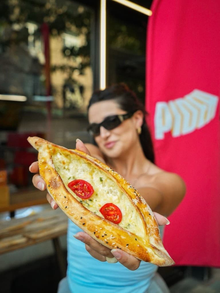 Կինը փիդե է պահում Pideh խանութի դիմաց